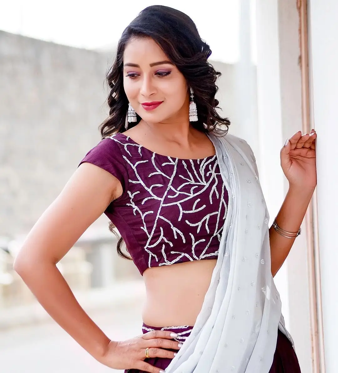 MAA TV ACTRESS BHANU SRI WEARING MAROON LEHENGA CHOLI WHITE VONI